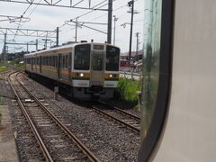 宮田駅で列車交換のため８分停車。