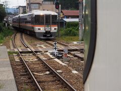 伊那八幡駅で列車交換。