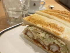 名古屋名物　エビフライサンド♪

揚げ物、オーロラソース、たまごのサンドイッチなのに全然重くなくてペロっといけちゃいます。
千切りキャベツが良い仕事していて。口をさっぱりさせてくれるのですが、
難点はひとつ。食べにくいこと^^;

名古屋へお越しの際はご賞味いただきたいなぁ。