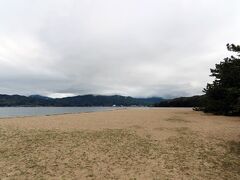 天橋立の途中にけっこう砂浜が広がっているエリアがあり、海水浴場になってます。ビューランドから見る飛龍観の手前右側ですね。