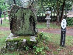 さまざまな「命名松」を見ながら芭蕉、蕪村そして与謝野夫妻のモニュメントに出会います。
