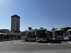 相鉄鶴ヶ峰からバスでズーラシアを目指す。
どうでもいいけど鶴ヶ峰のバスセンターってずいぶん駅から離れているのね。