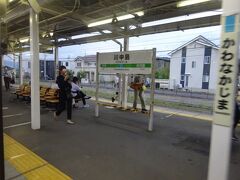 川中島駅。
駅の階段が、私が乗っていた最後尾車両付近なので、そこそこ降りる客もいるけどやっぱりまだ混んでる。