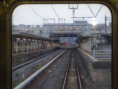 篠ノ井駅。
ここでまたさらに混雑してきて写真が撮れん。
と思ったら、一番後ろの車掌室の前のスペースが空いたので、そこから後方を見る。