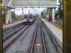 稲荷山駅。
ここですれ違ったのが、１日１本のみ、高尾発長野行きの電車。