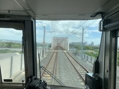 久宝寺ゆきの電車は淀川橋梁を渡ります。

私は、まだ旅客化工事が本格的にはじまる前の2010年頃、この橋梁を歩いて渡っています。当時、この橋梁の軌道は単線しか敷設されておらず、もう片方は歩行者用通路として開放されていたのです。そのときは大阪駅からバスに乗って現在の城北公園通駅の近くまで行き、この橋梁を渡って阪急電車の淡路駅まで歩きました。このときの写真が見当たらないのが残念でなりません。