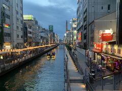 夕暮れの道頓堀川は、いい雰囲気です。この夜はブルームーンとのことでしたが、あいにく曇り空で、ブルームーンを眺めることはできませんでした。
夕食は、堺筋の橋のたもとにあったうどんの名店「つるとんたん」でとりました。