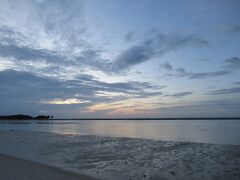 9日目、日曜日の朝です。明日は早朝にチェックアウトしなければならなので、朝の散歩も今日が最後。
今朝は曇りがちですね。あまり天気がよくないほうが後ろ髪をひかれることなく帰国できるかも。