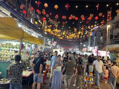 深夜まで営業する飲食店が軒を連ねるアロー通りにやって来ました。