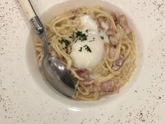 セントレジスシンガポールから歩いて2分くらい？のところにあるタングランモールへ。
Pano Kato Grill, Pizza & Deliというイタリアンです。
お上品なパスタと