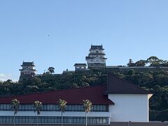 漁港から平戸城を見上げます。