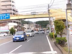 先ほどの過度の横断歩道を渡ったところから。
横断歩道の向こうが、岡山電気軌道の門田屋敷電停。

船を乗り継いで三蟠港からきた乗客は、ここで電車に乗り換えて、岡山の市街地に向っていました。