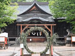 そんな好印象の松本をトコトコ行くと
四柱の神様が祀られている
四柱神社（よはしら）神社。

輪をくぐって災厄を祓い、
無病息災を祈願するという、
茅の輪くぐりがあって、
8の字に3度くぐり抜けるとご利益が。

けどー、本日の参拝者の皆さんは、
今、自分は８の字のどこなのか、
何度目かわからなくなってる人多数で、

現場は松本駅以上の混乱を極めており、
平たく言うとぐちゃぐちゃ～ ( ;∀;)

･･･

写真は次の日の朝、撮りました。
静寂が戻ってて良かったわ。