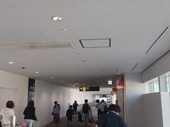 福岡空港には8時到着。予定よりなんと20分早着。