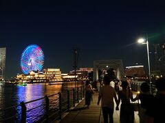 横浜臨港パークでのイベント「盆踊り大会」へ向かってます。
「汽車道」を通ります。汽車道の夜の散策も、夜景が良い。