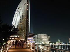 横浜臨港パークでのイベント「盆踊り大会」へ向かってます。
横浜臨港パークは目前。「女神橋」を渡ります。