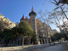 08:20 カサ・デ・ラス・プンシャス

トゲの家。６本の塔が特徴的な集合住宅。