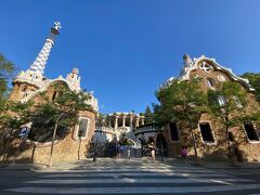 08:55 グエル公園

正門です。左が管理小屋で、右が守衛小屋です。
