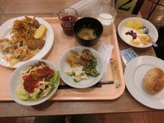 朝食を頂きます。

今日が最終日。今日は雨…。