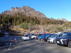 何とか車を駐車出来たので，早速神社に参拝に出かけることにしました．妙義山もとても綺麗です．