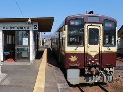 桐生からはいよいよ本題のわたらせ渓谷鐵道へ。鉄道の字が違うと感じられる方もいるかもしれませんが、鉄は「金(かね)」を「失(うしなう)」ということで縁起が悪いと考えられているようで、いくつかの鉄道会社では「鐡」を正式なものとして使用しているところもあるようです。

日常的に8・10両編成の長い列車に乗っていると、短い気動車を見ると「みじかっ！」と思ってしまうのは都会人なのかそうでないのか・・・
