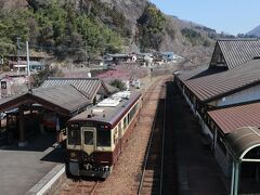 最初に降車したのは桐生から40分少し経った水沼。単線のわたらせ渓谷鐡道では途中駅で行き違いができる設備が整えられており、この水沼もそのうちの一つ。対向列車が来るまでしばしの休憩です。