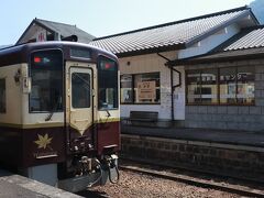 旅の目的の一つでもありましたが、こちらの駅は駅舎が温泉センターとなっており(入浴中は線路側ではないので列車を見ることができませんが)列車でのアクセスはこれ以上ないほどの好立地となっています。

駅舎と合わせて1枚パシャリ?

この後は温泉へ。渡良瀬川を一望できる露天風呂をはじめ、こじんまりしたところではありましたがゆっくりと疲れをいやすことができました。
貴重品入れのロッカーはリターンしない100円式なので小銭の準備を忘れずにしたいところです。

※※2023年9月現在、運営会社が破産申請をしており当館は臨時休業中とのこと。
訪問前に最新の情報を確認してください
