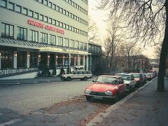 記念すべき海外出張第一夜はオスロのスカンディッククラウンホテル。路駐しているシトロエンやボルボが昔風（笑）