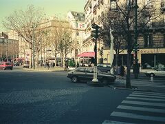 デュッセルドルフからパリへ。今は亡き日航ホテル近辺の街並み。パリでは別の会社の駐在員となっていた大学時代の友人夫妻に会い、観光案内もしてもらった。