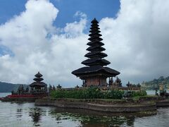 続いては、ウルン ダヌ ブラタン寺院
インドネシアのお札にも描かれていた寺院
湖上に浮かんでる感じでめっちゃ美しい。