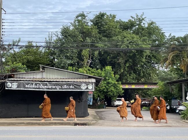 2023年8月28日<br />朝4:30に目覚ましが鳴る前に目が覚めました。<br /><br />昨晩シャワーのときに気づいた忘れ物③髪のトリートメントクリーム。<br />おかげで旅行中は髪バサバサ(＞人＜;)<br /><br />普段、朝は愛猫３匹の頭突きで目が覚める生活をしているので、なんか、朝から愛猫がいない寂しさを感じました。寂しがっていないかな…。<br /><br />朝はホテルの朝食時間より早い時間に出発するため、サンドイッチやヨーグルト、フルーツが入ったboxを用意してもらいました。朝から誰からも邪魔されない朝食を食べて出発です。<br />（いつもは愛猫3匹が『見せて』『においを嗅がせて』とやってくる・・・）<br /><br />行きはちょうど托鉢の時間とかさなり、道路には托鉢に回るお坊さんをたくさん見かけました。<br />