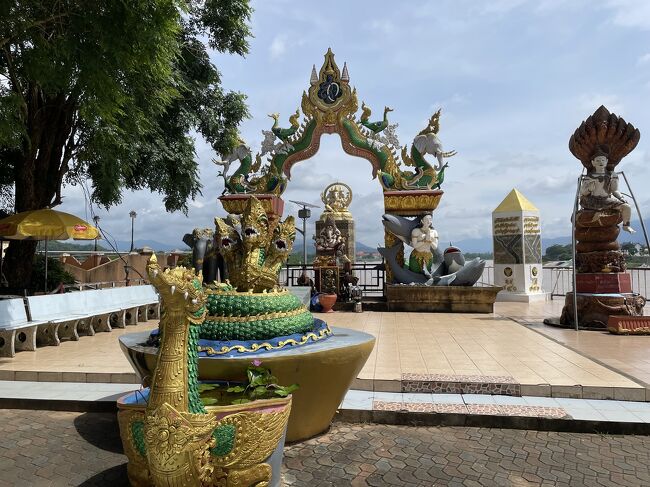 暑い中観光しているのは私達2人、中国人と思われる一家、イタリア人一家。<br /><br />イタリア人一家のお父さんはとてもおしゃれ。写真を撮るときもモデルみたいなポージング。一家の中心で写真に写るお父さん。<br />一方、中国人一家のお父さんは奥さんや娘さん2人に言われるまま日向に立ち写真を撮ってました。奥さんや娘さん2人はバッチリ日焼け対策してんのに、お父さんはサングラスにTシャツ、短パン。<br />それぞれの家族内の立場、力関係が伺える・・・<br />お父さんがけな気に見えたので、つい写真撮りましょうかと声をかけました。<br />嬉しそうに家族と写真に写るお父さんが微笑ましかったな。<br /><br />ラオス側には中国がどんどんビルやホテル、カジノを作っています。マカオのカジノかと思うような建物もありました。<br />こちらは中国から観光に来やすいんでしょうね。<br />