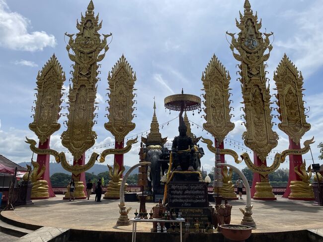 この象の置き物、登れるのでヨボヨボ登り、ガイドさんが写真を撮ってくれました。<br />映った私達は豆粒いや米粒程度‥