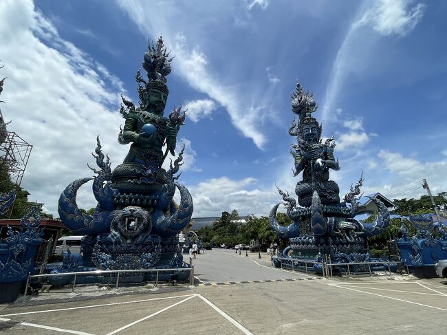 車内でパイナップルを食べているとついたのがワット・ロンスアテン（ブルーテンプル）です。<br />一面青、青、青