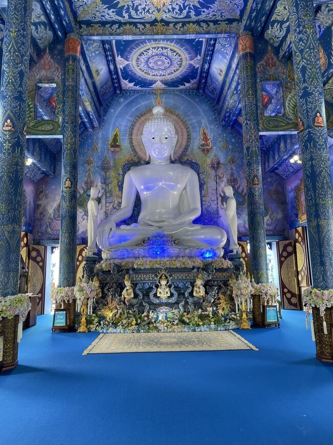 天井までびっちり青<br />大仏さまは白できれい