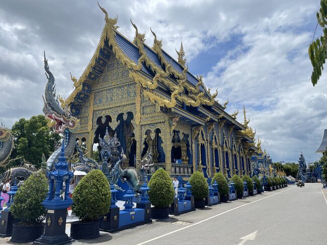 晴れ間の空の色とお寺の色が同じ。