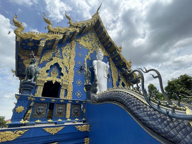 本堂の後ろには白い立った大仏さま