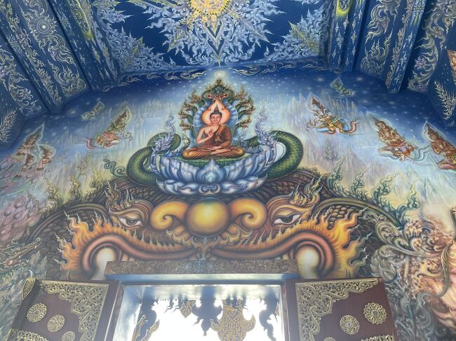 振り返ると入口の壁画もきれい