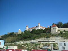 ドナウ川クルーズ4日目を迎え、ウィーンに着いていると思いきや、何とブラチスラヴァ城見えたのでビックリ！