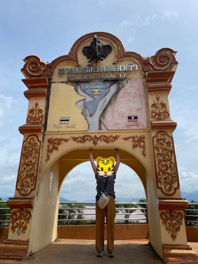 記念にパチリ<br />門に手を伸ばすため背伸びしたら、足が長くなりました(^з^)