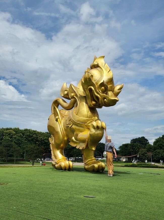 食後はシンハーのマークにもある獅子の大きい置物と記念撮影