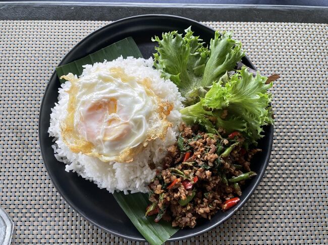 友達のガパオライス←これも辛いし、ご飯てんこ盛り