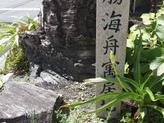 散策のスタートは和歌山市駅。そこから南側へと少し歩いたところに、この勝海舟寓居跡の石碑がありました。
勝海舟は日本国中あらゆるところを訪れていますが、ここ和歌山は御三家のひとつということで、幕臣である勝海舟は当然のごとく訪れ、そしてしばらく住んでいたのでしょう。和歌山の歴史を感じられます。