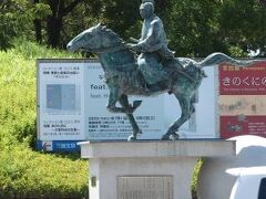和歌山城の南西側に徳川吉宗公の像があります。紀州藩が生んだ一番有名な方はやはり吉宗公でしょう。
ＴＶドラマの「暴れん坊将軍」で有名ですが、そうしたイメージも兼ね備えた馬に乗る姿になっており、躍動感がありました。