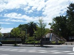 和歌山城の南東側にある岡公園。南北に長いわりと広い公園になっています。この公園には紀州徳川神社など、様々な建物、見どころがありました。