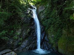 その後は天池の少し北にある「大瀬の滝」へ。こちらは車を置く場所が結構狭いのがネックですが、これまた良い雰囲気です～