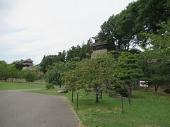 ３つの櫓が見える上田城跡駐車場に車を停め散策開始です。
城跡周辺にはいくつもの駐車場がありますが、この駐車場は広く無料でトイレもありおすすめです。
写真は駐車場から見た西櫓、北櫓、南櫓の様子です。
