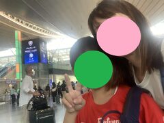 羽田から出発します
空港を利用する人はまだあまりいないのかなーと思っていたらかなり人が多くて驚きました

保安検査までかなりの行列で困ったなーと思っていたのですが、
face expressの登録機があり「なんだろう？これ？」と見ていたら係りの方が声を掛けてくれました
登録するとすぐに保安検査ができるというのでそれなら登録しちゃおう
すぐに登録が終わり行列を横目に保安検査をクリアしたのでした
気分はディズニーのファストパス的な感じでしょうか