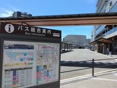 和歌山市駅の目の前はバス乗り場になっています。和歌山の市街地は広く、和歌山駅や和歌山城へ行くにはこちらのバスを利用すると便利です。乗り場の案内もわかりやすかったです。