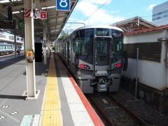 和歌山駅に到着。途中に１駅あるだけの短い路線ですが、朝乗ったこともあり、お客さんは多かったです。しかも車両は新型で、乗り心地、冷房の効き具合は抜群。なんだかもったいない路線に感じてしまうのは、私が鉄道ファンだからでしょうか。